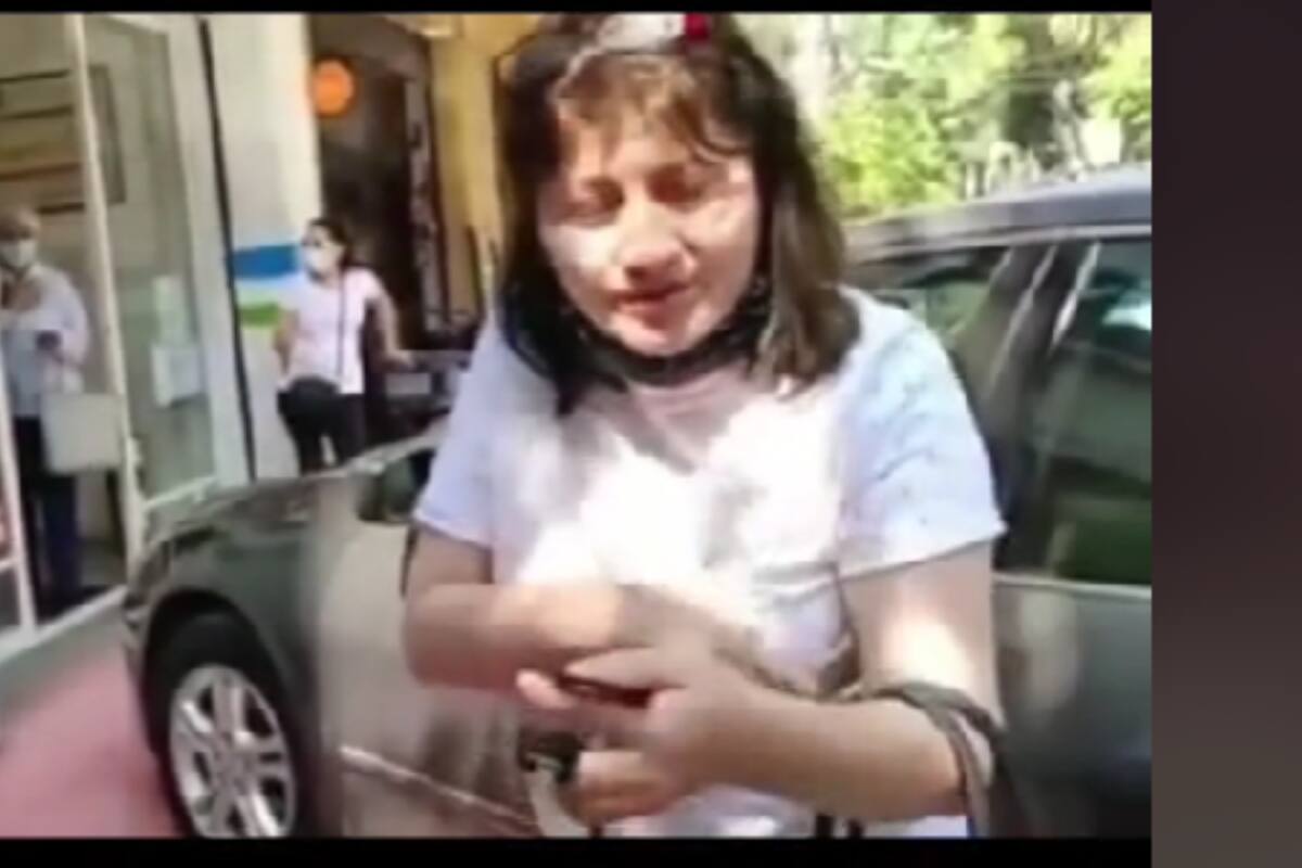TikTok: Mujer indigna en redes sociales por estacionarse sobre la banqueta