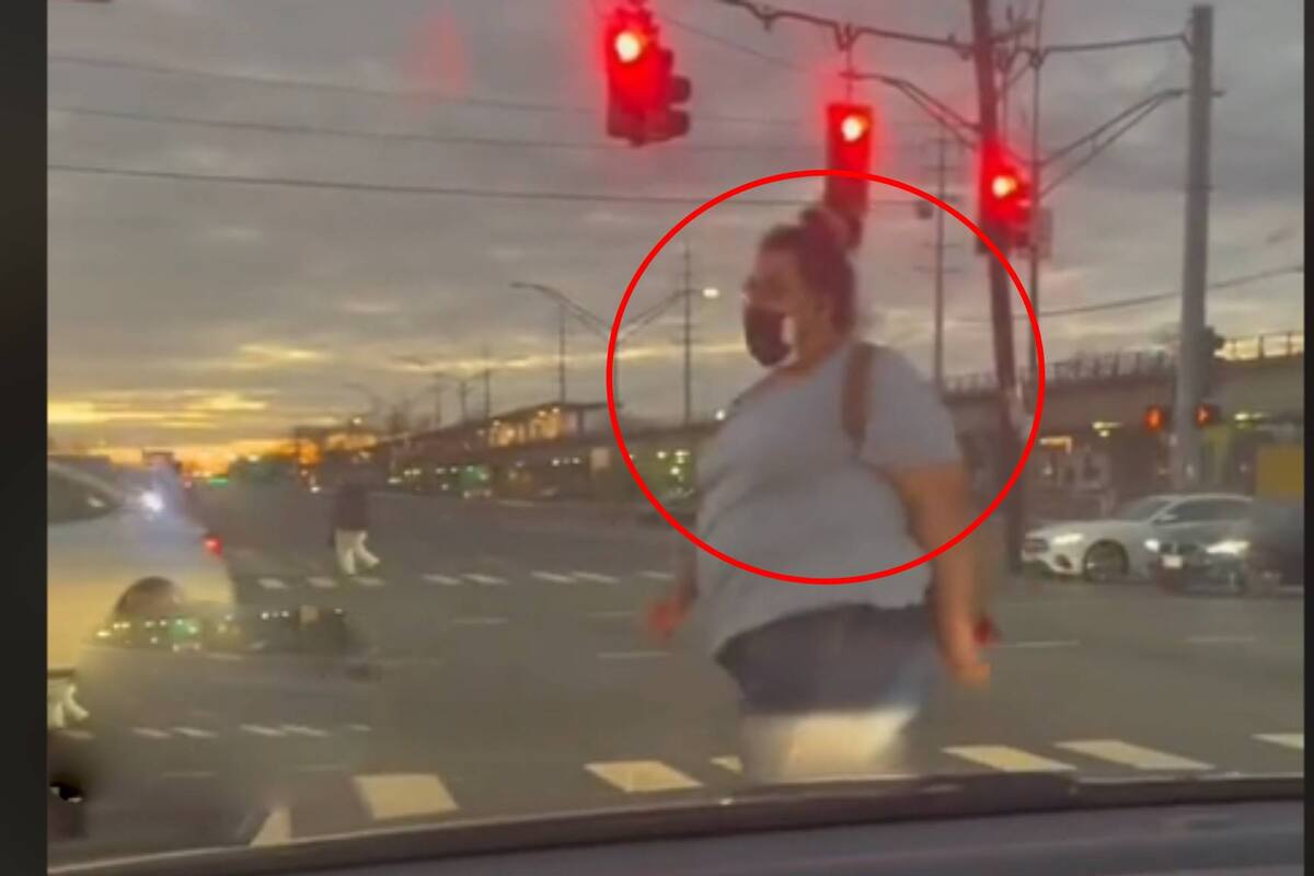 VIRAL: Mujer se vuelve viral por caminar como modelo en la calle