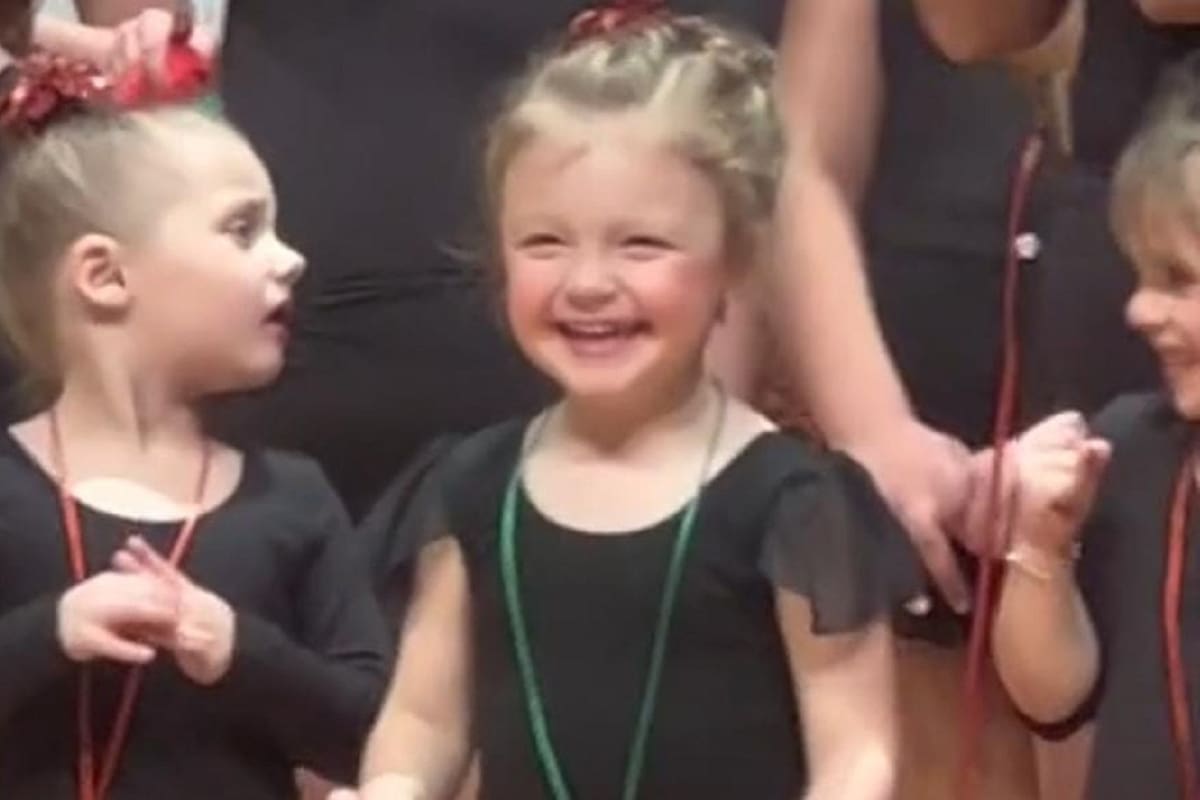 Niña rompe en llanto al ver a su familia entre el público apoyándolo