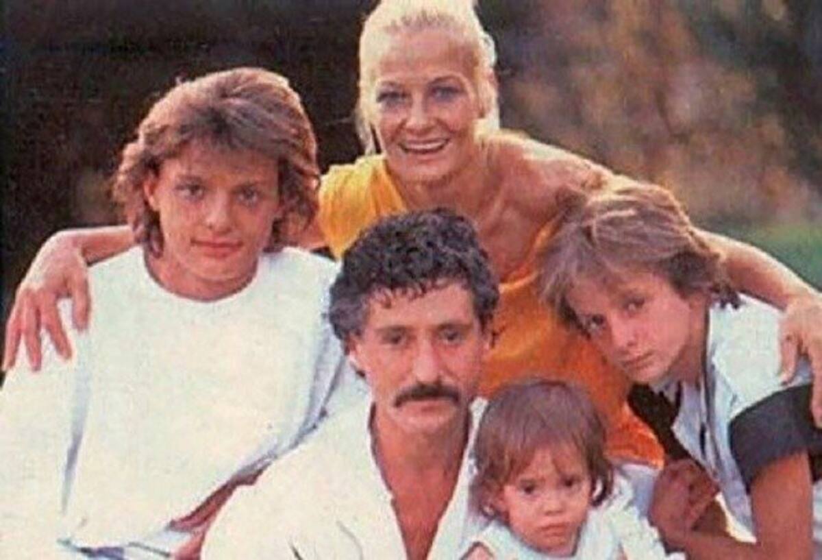 Luis Miguel junto a sus padres y hermanos.