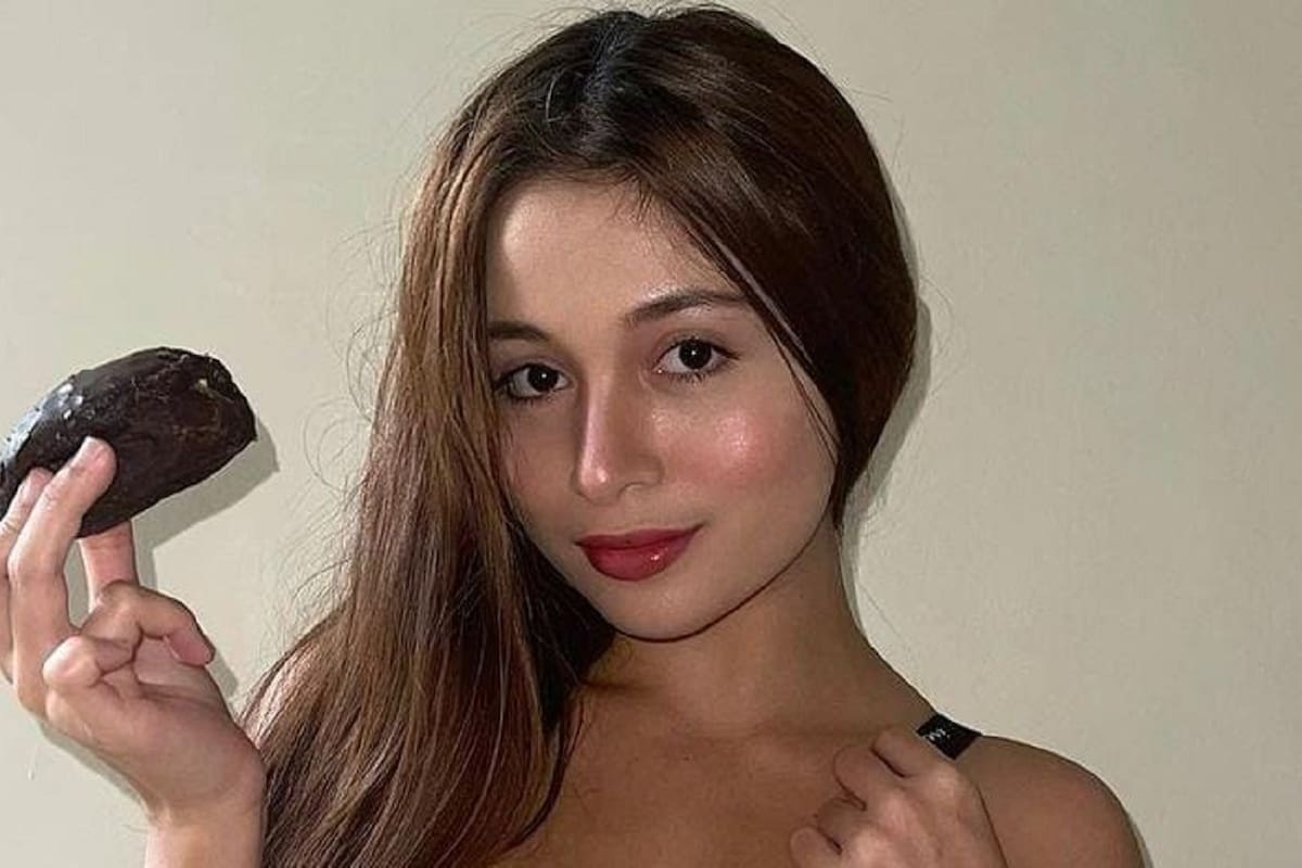 Pandora Kaaki modela su bikini justo por debajo de una regadera abierta