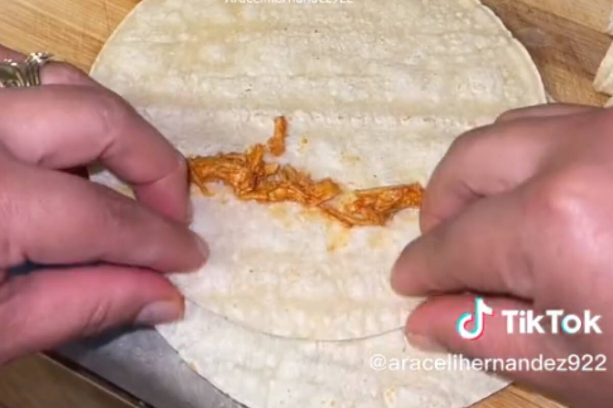 TikTok: ¿Son de pollo o de aire? Usuarios critican a mujer que hace tacos dorados con poca carne