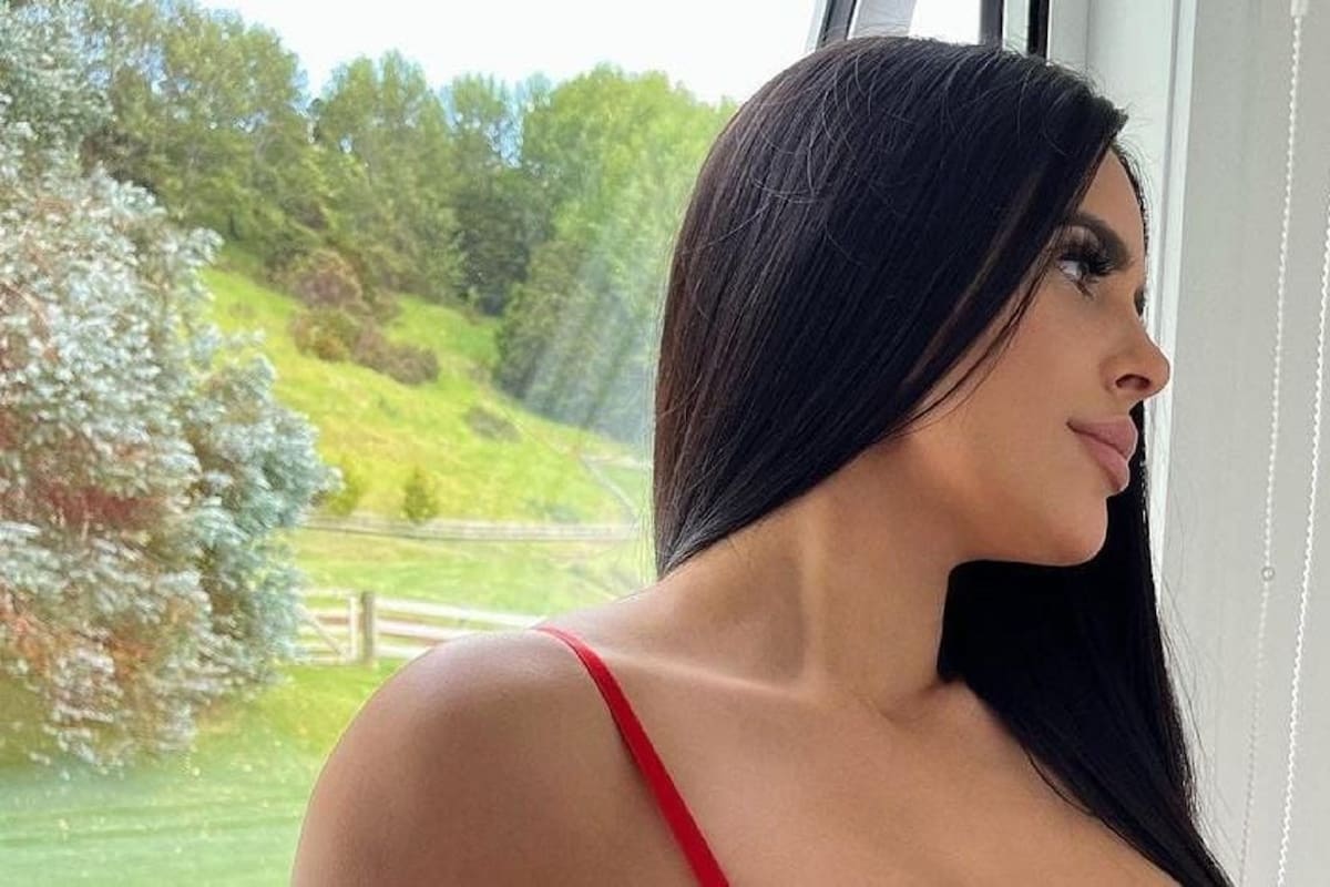 Lily Adrianne muestra su espectacular figura con ropa interior de encaje