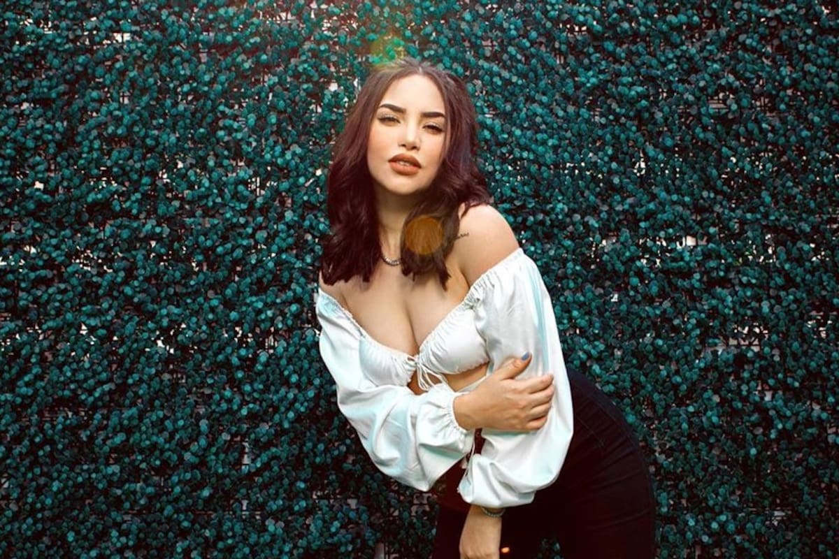 Kimberly Loaiza se solidariza y regala 100 mil pesos a personas de escasos recursos