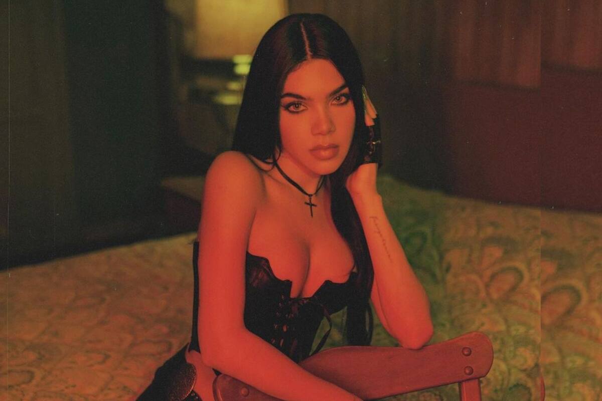 Kenia Os deslumbra en redes sociales con escotado corsé