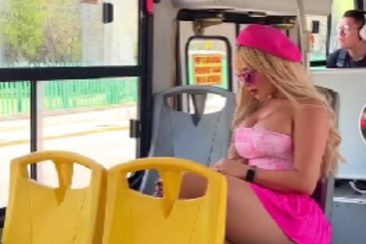 TikTok: Influencer es captada en metrobús con un traje "sensual" para ver Barbie