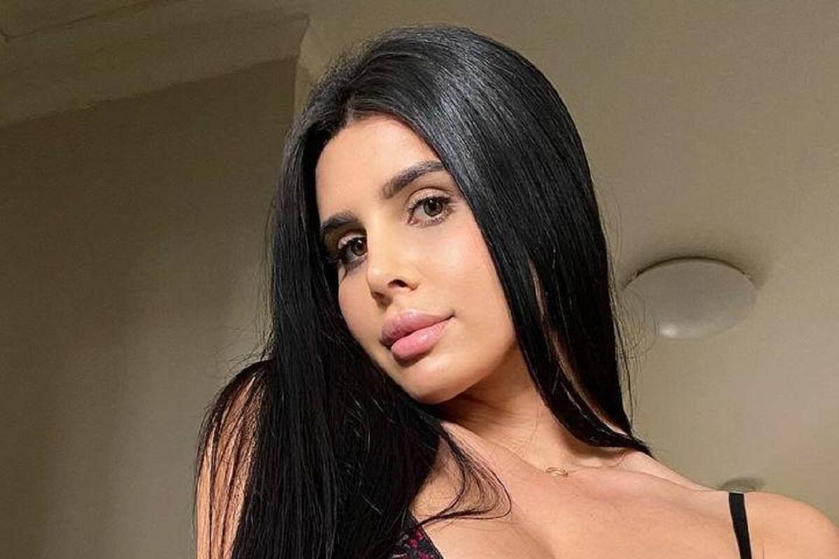 Lily Adrianne modela su envidiable figura con ropa interior de encaje rosa