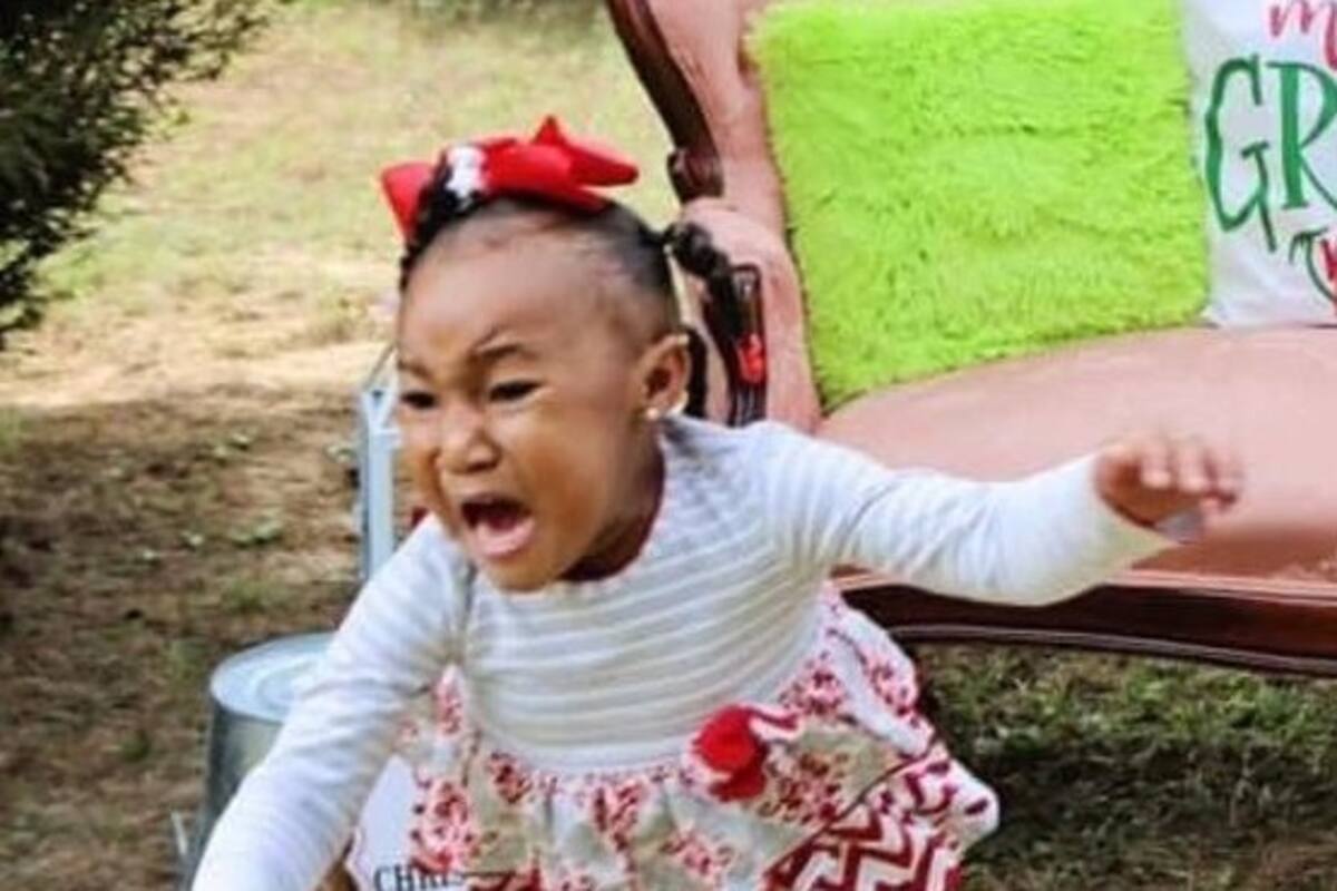 VIDEO: Madre le hace cruel broma a su hija tras vestirse como "El Grinch" y se hace viral