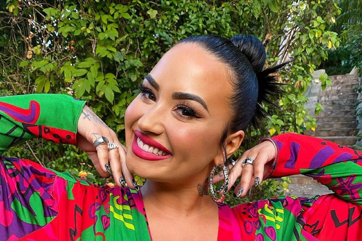 Demi Lovato cautiva posando al natural dentro de jacuzzi cubierto de espuma