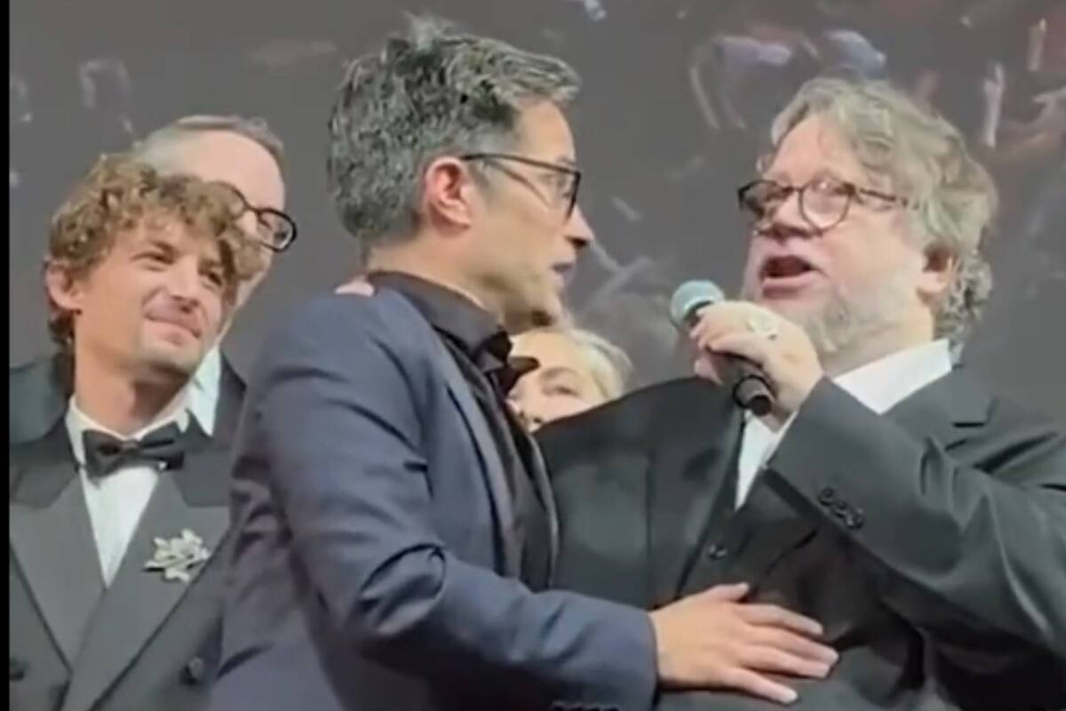 VIDEO: Gael García y Guillermo del Toro se echan un palomazo en Cannes 2022