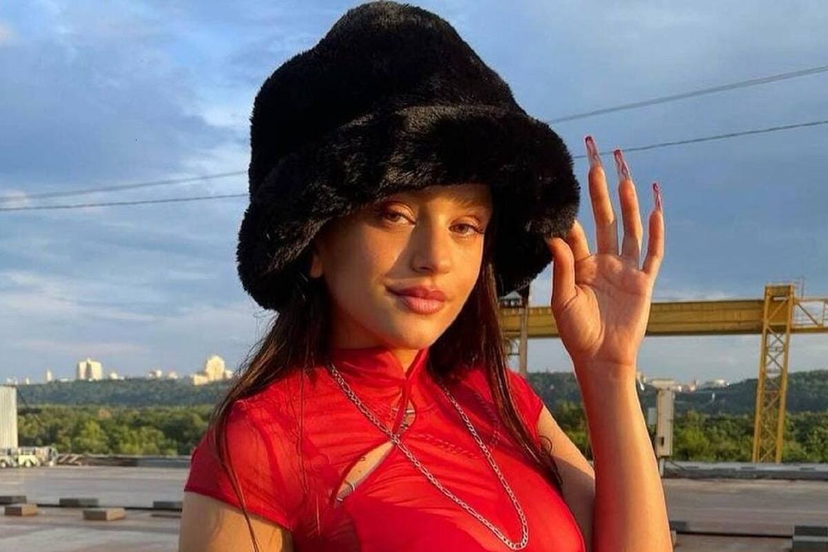 Rosalía comparte un fragmento de su nueva canción en TikTok: “Chicken Teriyaki”