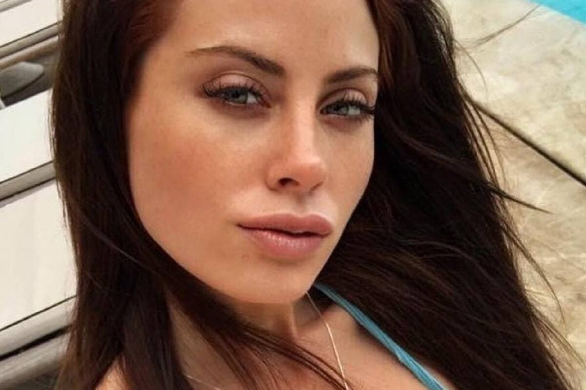 Ignacia Michelson modela su sensual bikini de espaldas desde el jacuzzi