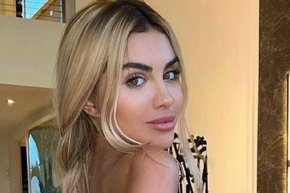 Alexa Dellanos modela su sensacional vestido desde la arena