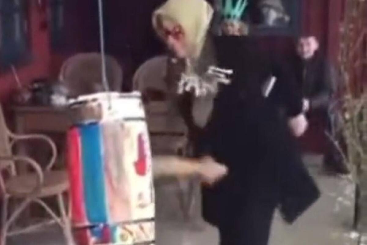 TikTok: Mujer se golpea en la cara al intentar pegarle a un costal