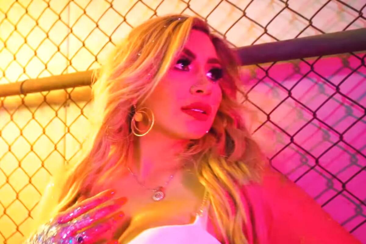 "La Bebeshita" posa hincada en pijama y sus fans se vuelven locos