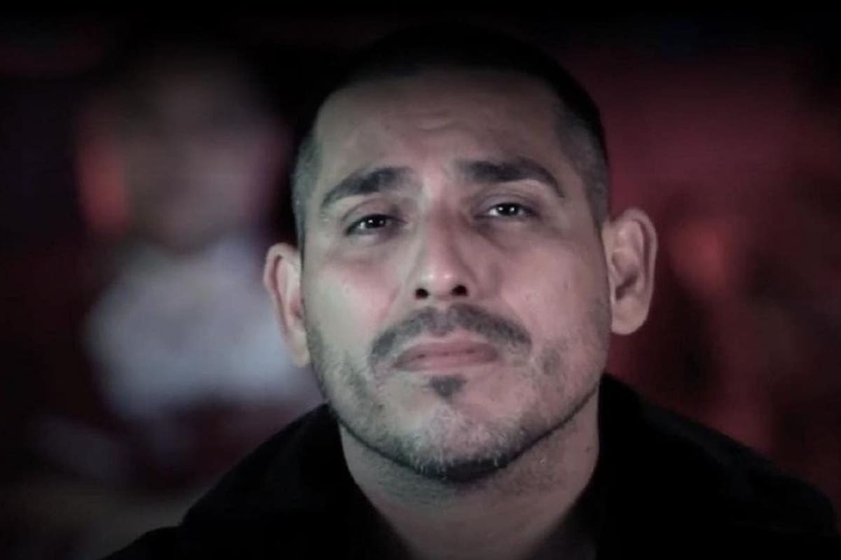 Espinoza Paz no puede contener las lágrimas al recordar a su madre en una entrevista