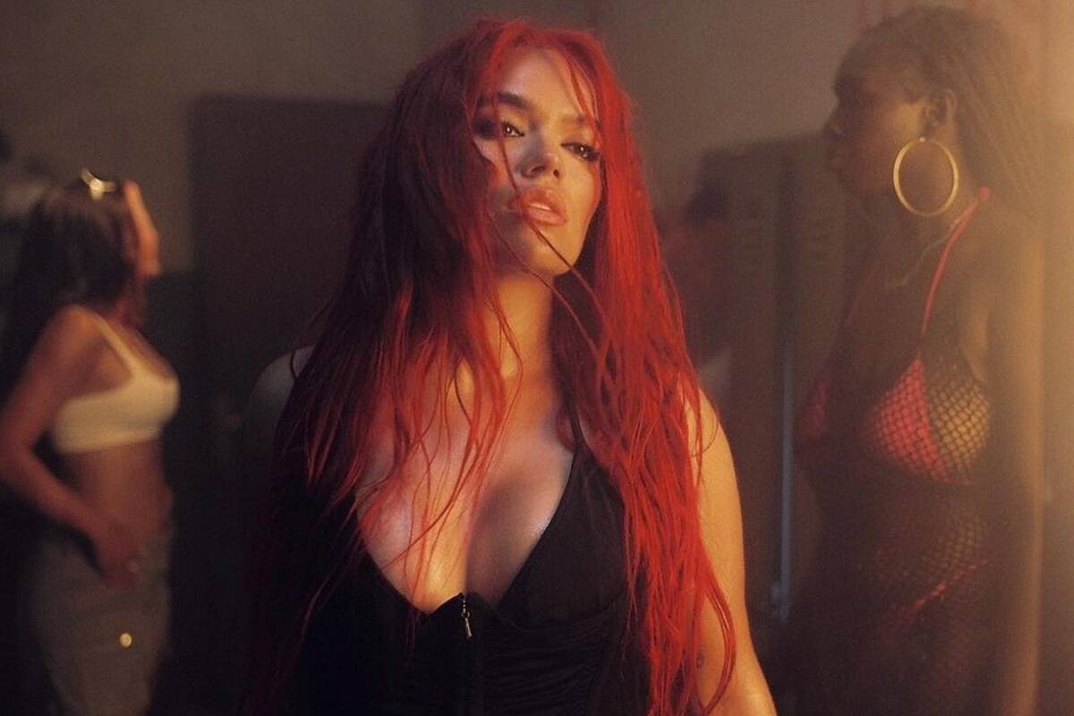 Karol G enloquece al mostrarse con body transparente y con arneses