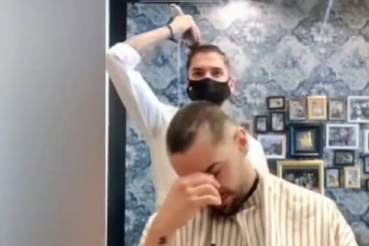 Peluquero se rapa para apoyar a su amigo con cáncer y se hace viral