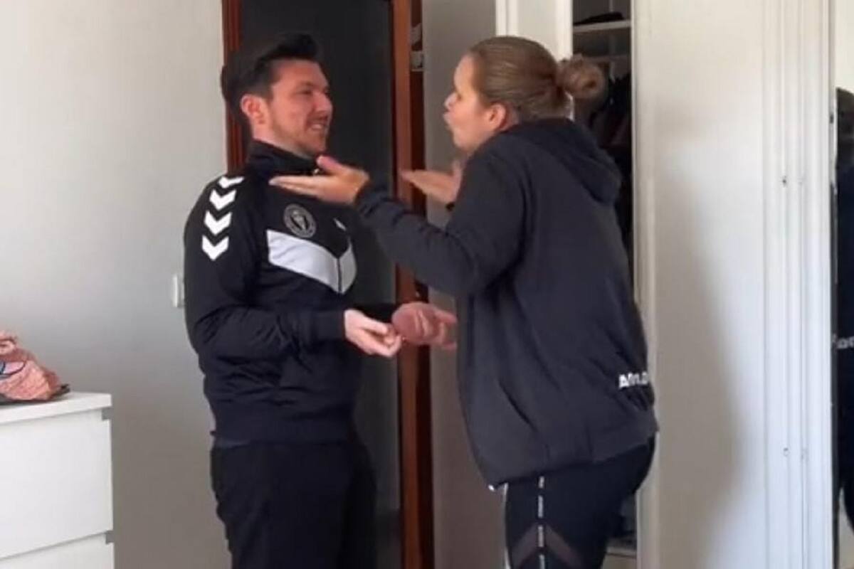 Joven finge gemidos para ver la reacción de su novia que acaba de llegar a su casa