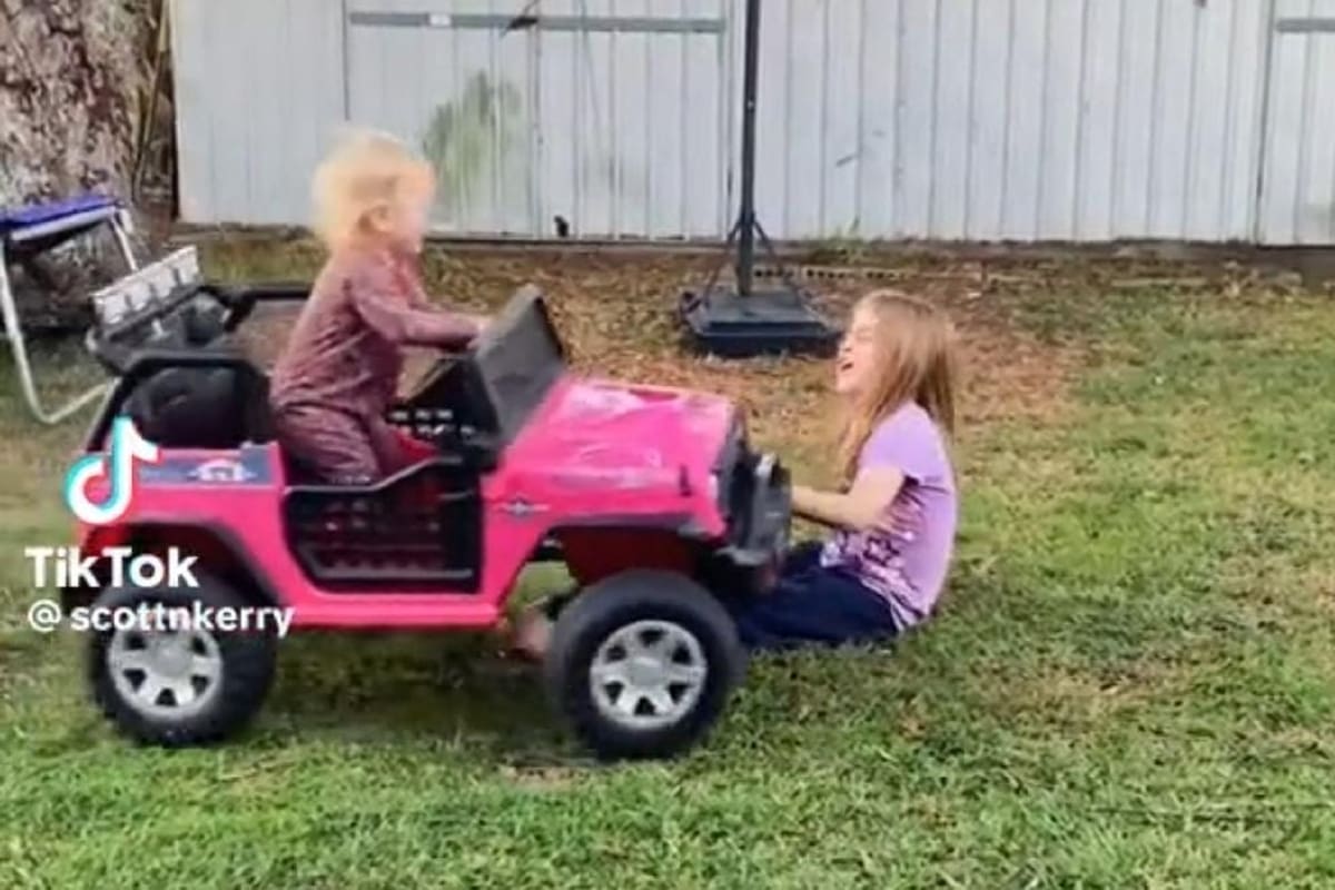 TikTok: Niña atropella a su hermana con su carro de juguete