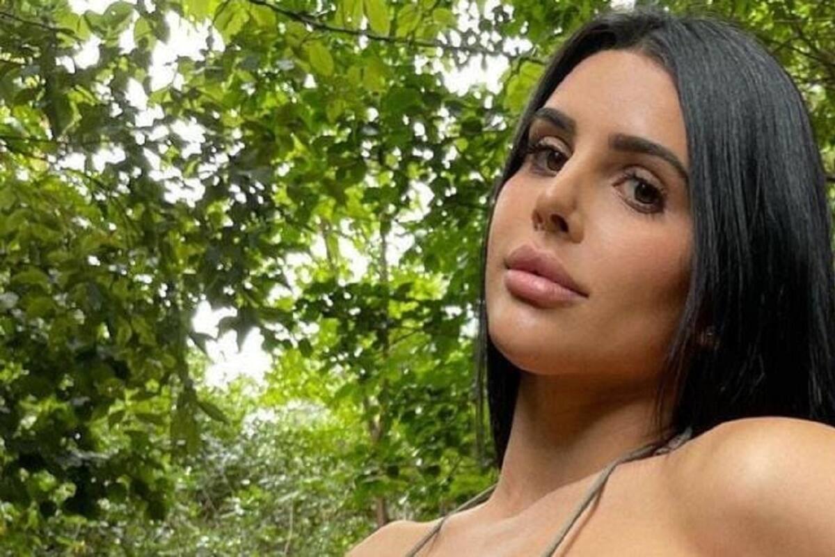 Lily Adriane modela su escultural figura con increíble traje de baño