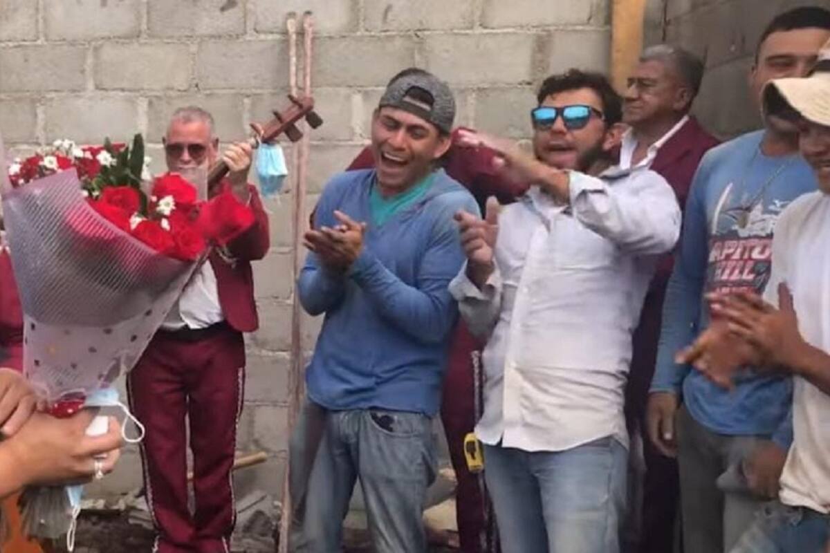 Albañil es ayudado por sus compañeros para pedirle matrimonio a su novia en la obra
