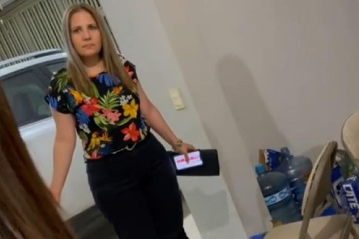 Madre llega antes de lo esperado y sorprende a su hijo haciendo una fiesta en su casa