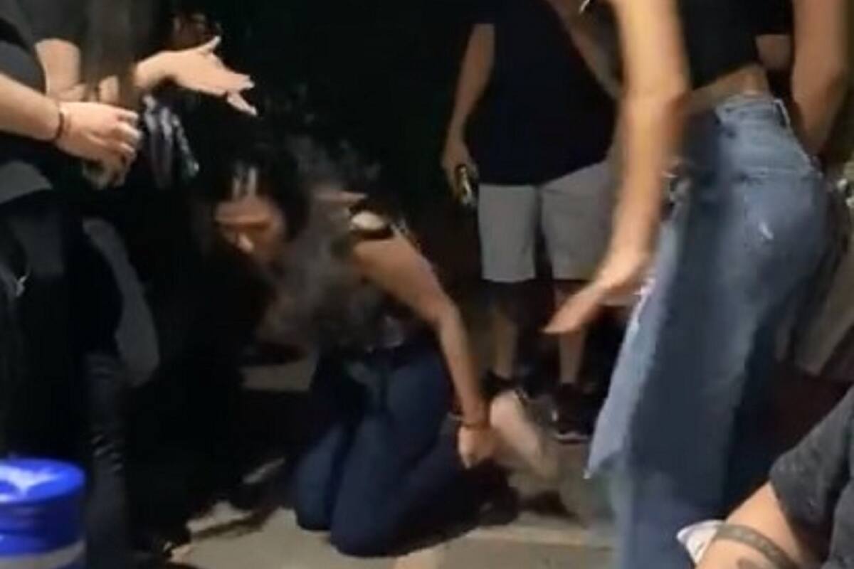 VIDEO VIRAL: ¡Saca los pasos prohibidos! Joven baila de rodillas en fiesta y enloquece a TikTok