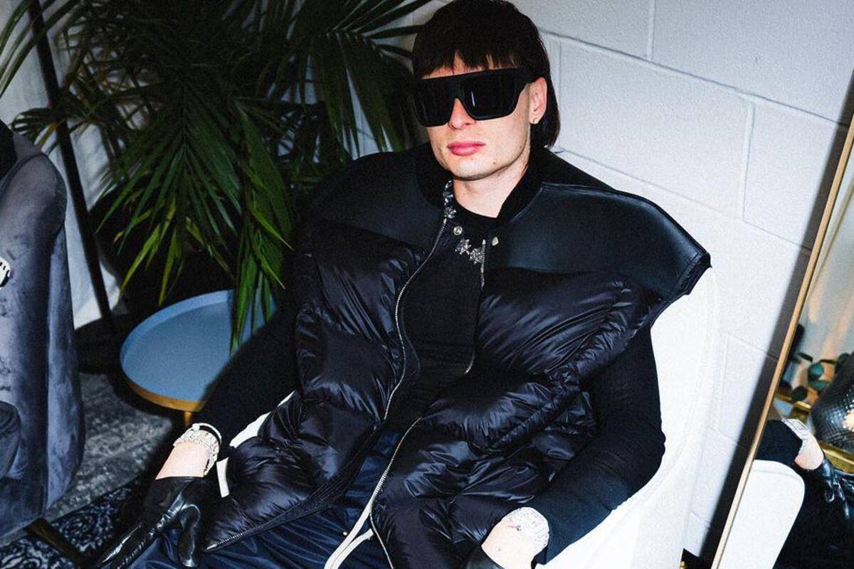 Peso Pluma revela que gastó medio millón de pesos en tenis