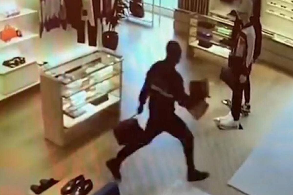 VIDEO VIRAL: Ladrón queda noqueado por una puerta al intentar huir