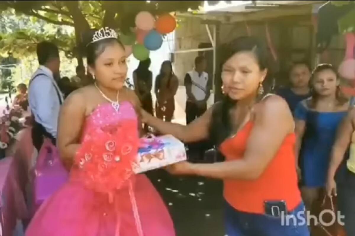 VIDEO: Quinceañera se hace viral por la cara que hace al recibir sus regalos de cumpleaños