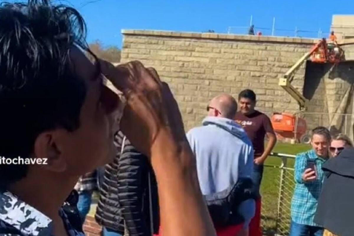 Señor se persigna en la Estatua de la Libertad y pregunta qué virgen es