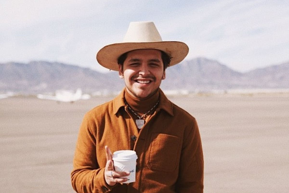 Christian Nodal ya está midiéndose el traje que usará en su boda con Belinda