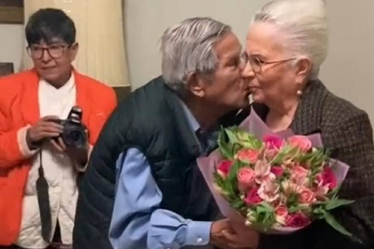 Abuelito le lleva serenata a su esposa para festejar su cumpleaños