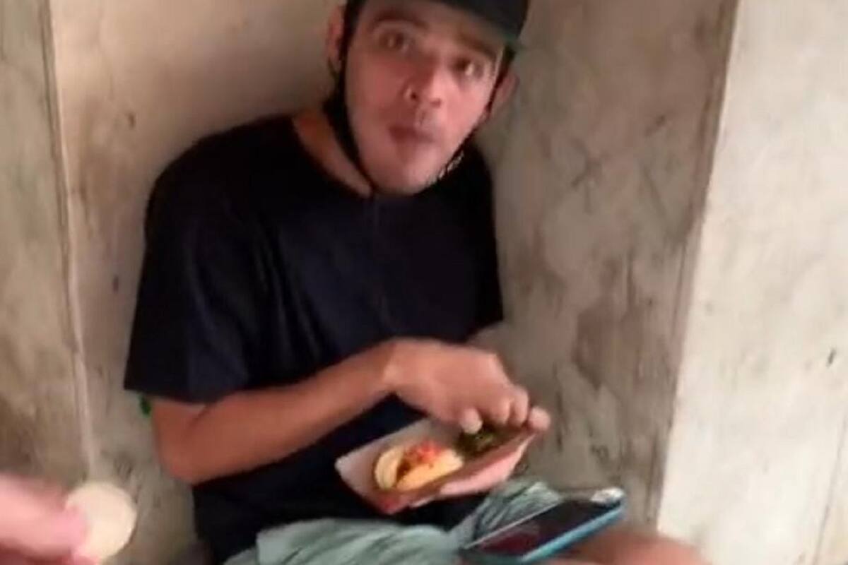 “Tiktoker” le da dinero a joven que estaba comiendo en la calle: “No estoy pidiendo”