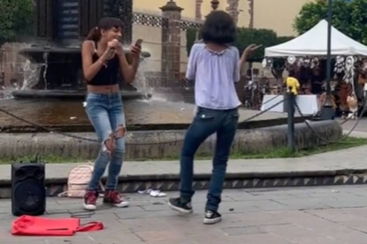 VIRAL: Jóvenes cantan canciones de Karol G en una plaza y usuarios de redes reaccionan
