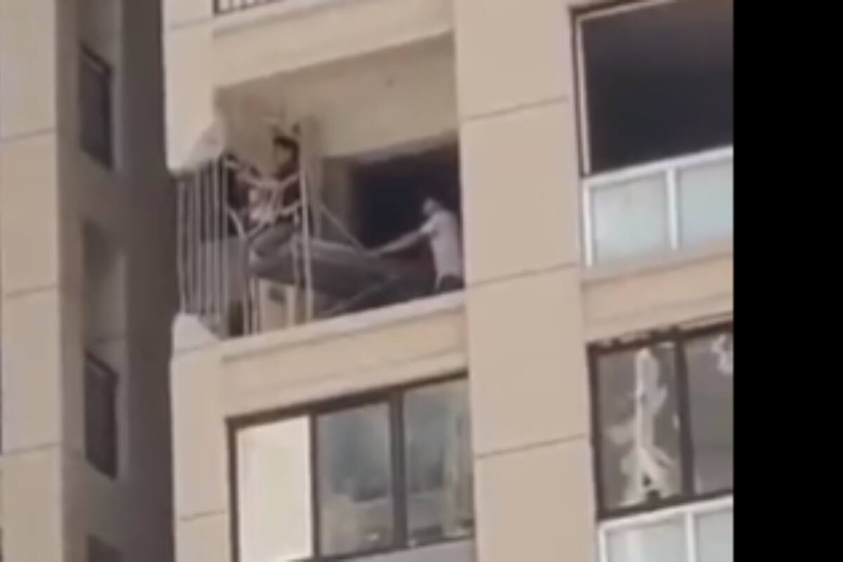 Viral: Captan momento en que personas destruyen columna de un edificio