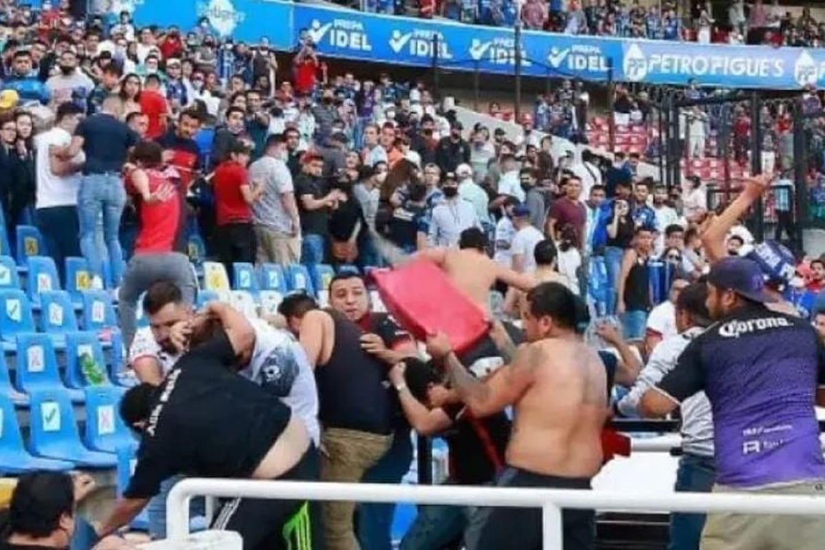Aficionada del Atlas agradece a niño que le dio su camiseta del Querétaro para salir ilesa tras disturbios en el estadio