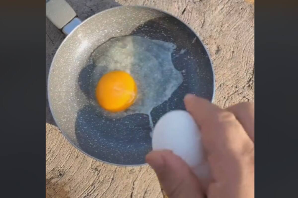 TikTok: Joven cocina huevo en la calle con el calor del sol