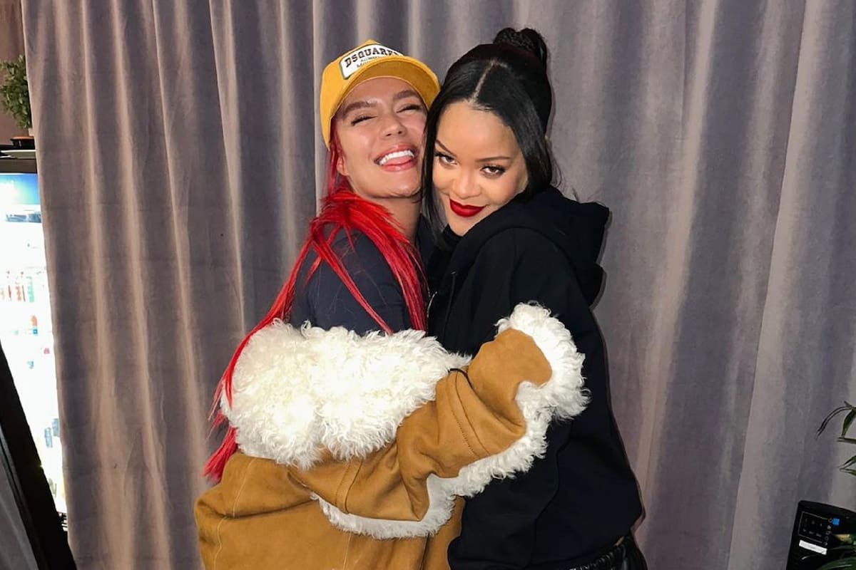 Karol G hace hablar español a Rihanna tras show de medio tiempo en el Super Bowl LVII