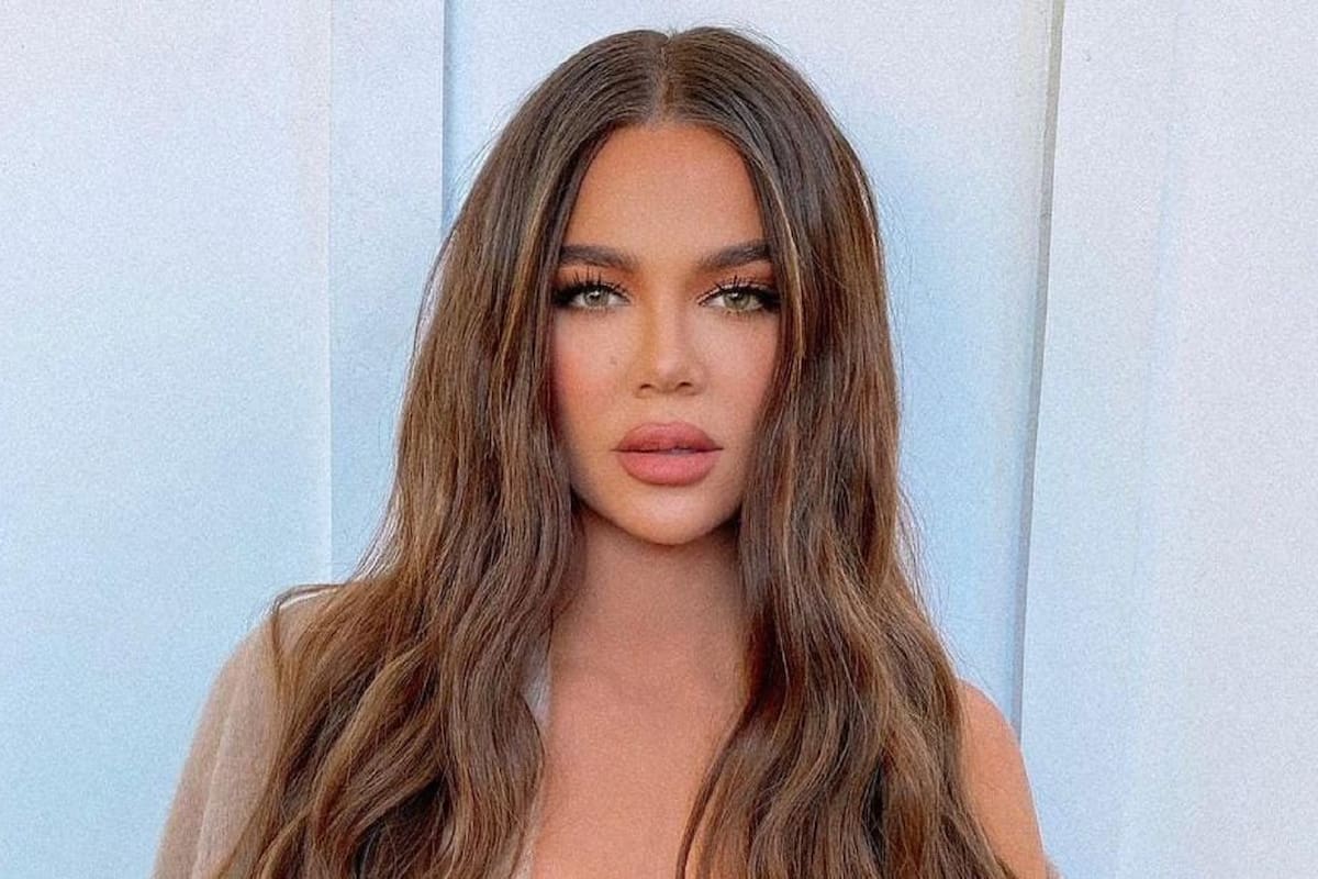 Khloé Kardashian muestra su escultural figura en ajustado traje de baño rosa