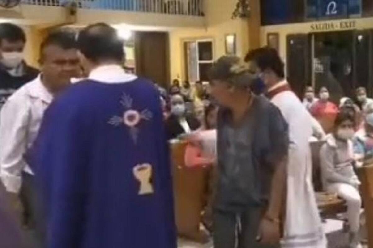 Sacerdote niega la comunión a un indigente y causa indignación