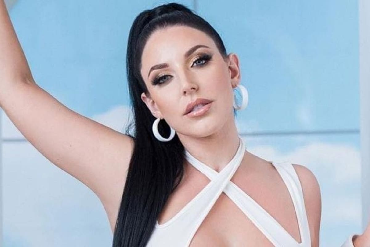 Angela White acapara las miradas de sus seguidores con su body blanco