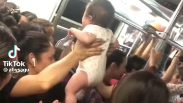 Pasan a bebé de mano en mano para hacerlo llegar con su mamá en un vagón