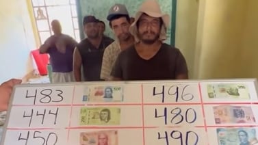 Tiktoker se vuelve viral por realizar divertido juego de billetes con albañiles