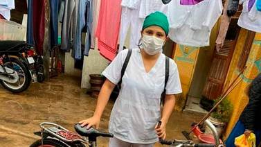 Enfermera recorre en bicicleta calles inundadas tras atender a pacientes con Covid-19
