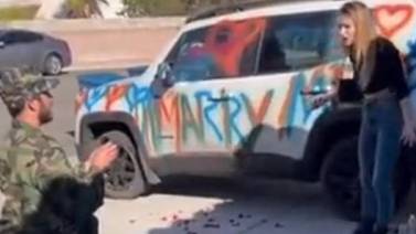 Soldado le pide matrimonio a su novia y ella lo rechaza por haber rayado su carro