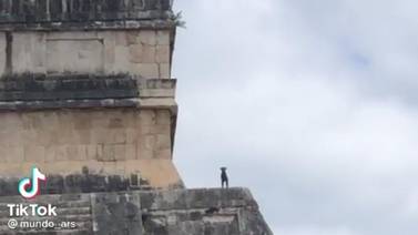 VIDEO VIRAL: Perrito logra subir hasta la cima de Chichen Itzá