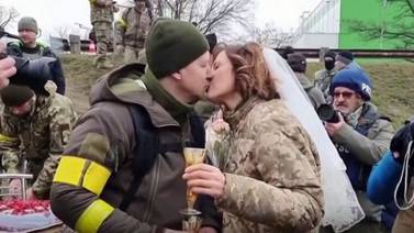 "Necesitamos vivir el momento": Soldados ucranianos se casan en medio de la guerra