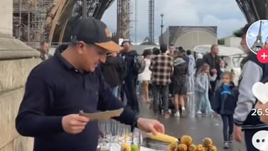 Colombiano se vuelve viral en TikTok por vender elotes en la Torre Eiffel